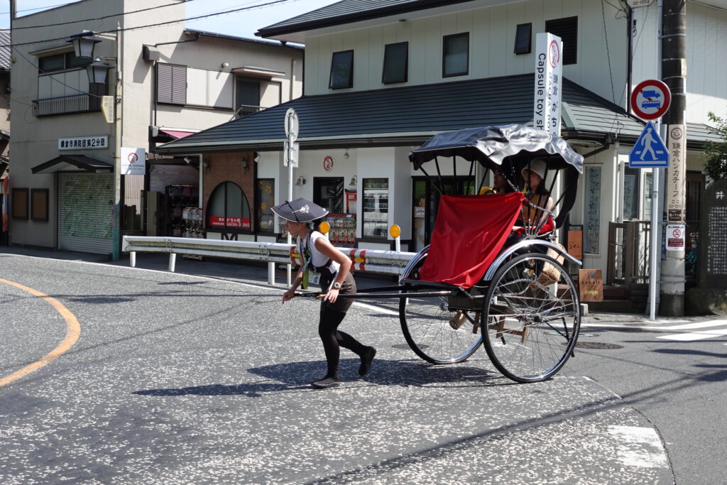 鎌倉で人力車を引く女性